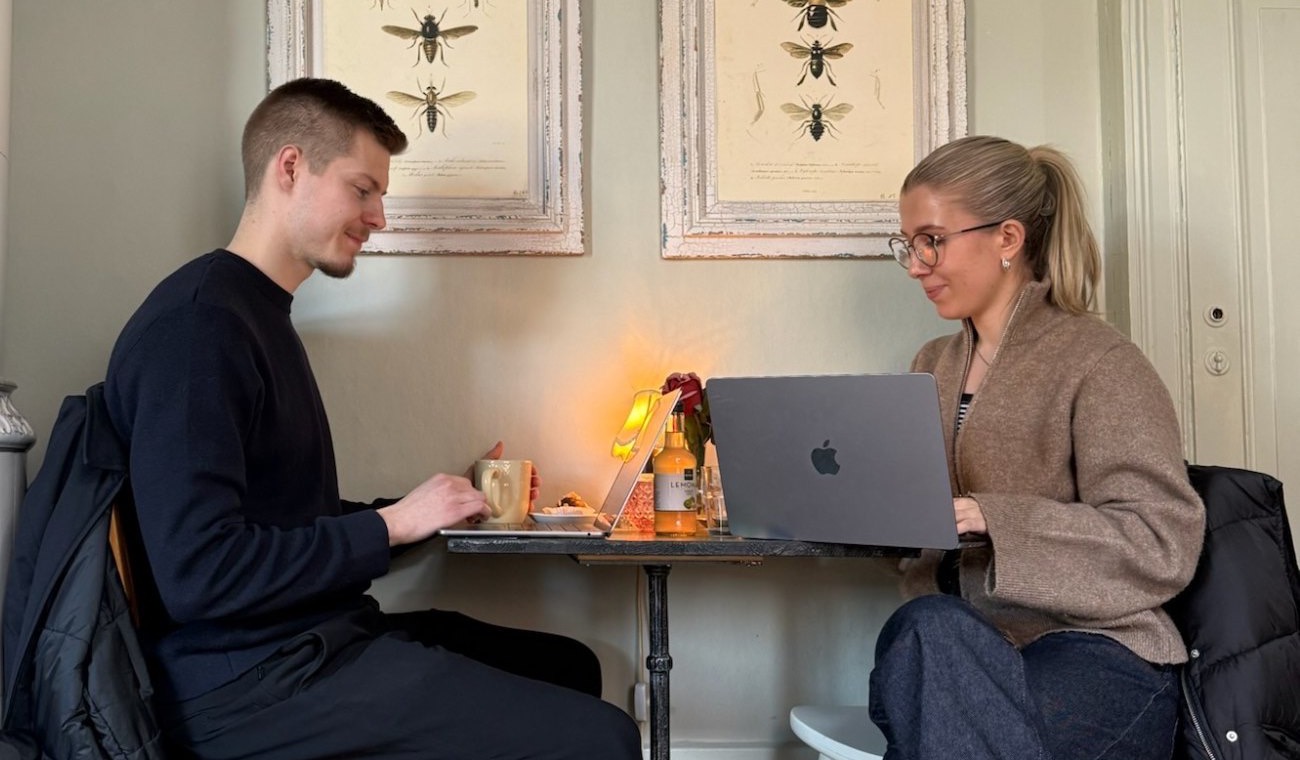 Max-William Björklund and Kajsa Dalin working at a café table